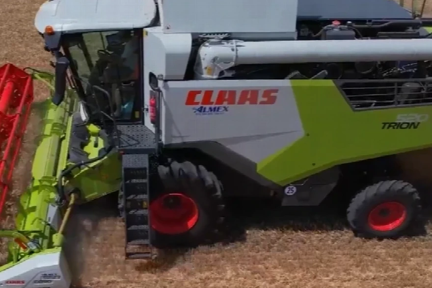 Rod Pšenice PREKO 8 Tona - Kako Protiče Žetva sa NAJNOVIJIM Claas Kombajnom u Srbiji - TRION 520? 