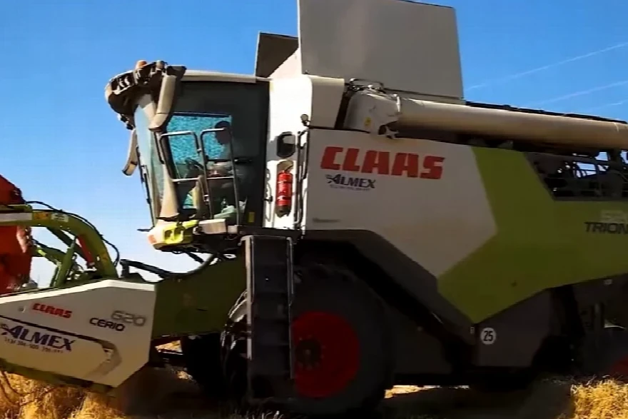 Bez kvara, bez problema – CLAAS Trion 520 „radi kao sat“ i lagano MELJE stotine hektara! 