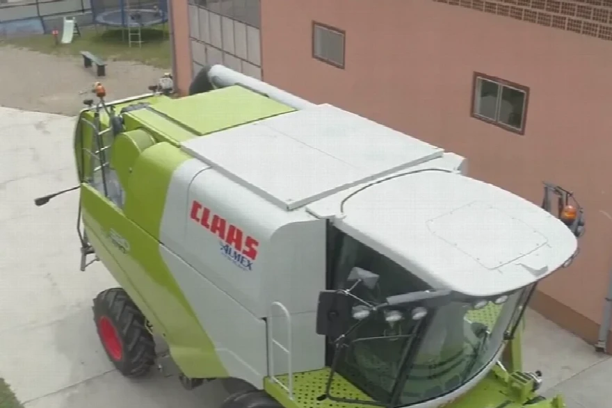 LEP DOČEK NOVOG KOMBAJNA - Claas Tucano 320 stigao u Badovince