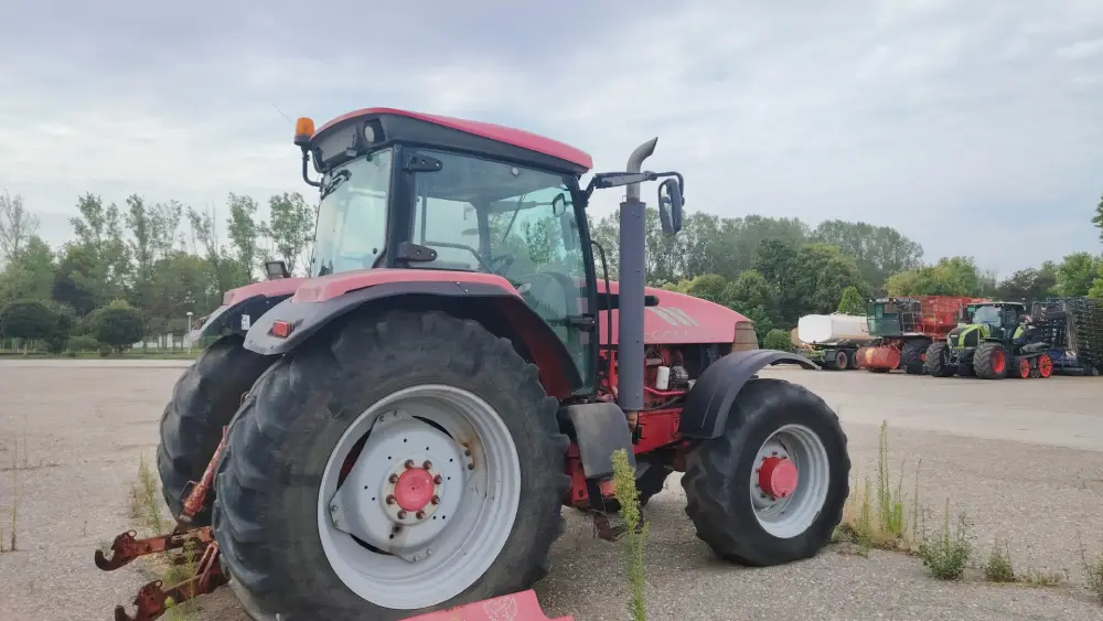 Traktor McCORMICK XTX 185 