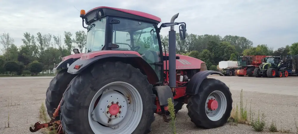 Traktor McCORMICK XTX 185 