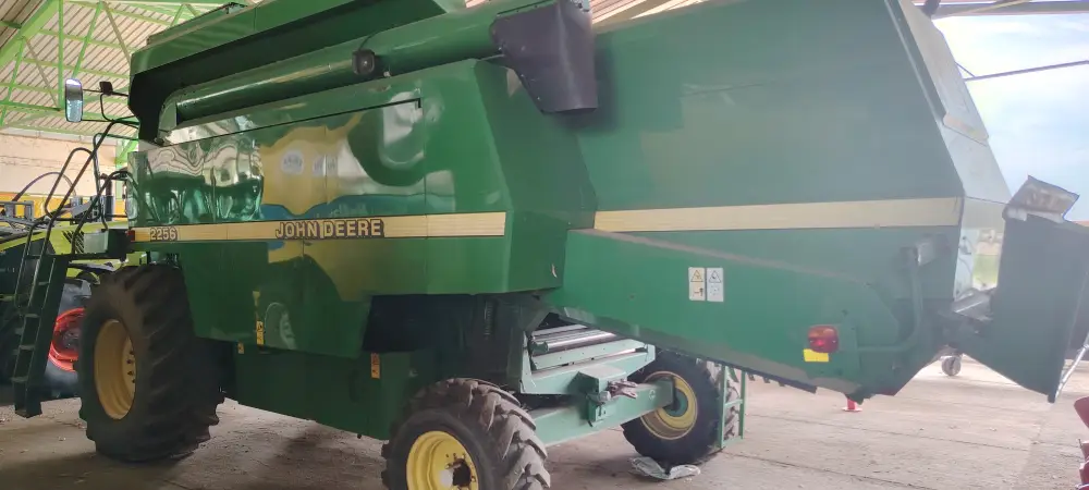 Kombajn JOHN DEERE 2256 sa hederom 4.9m i kolicima za heder