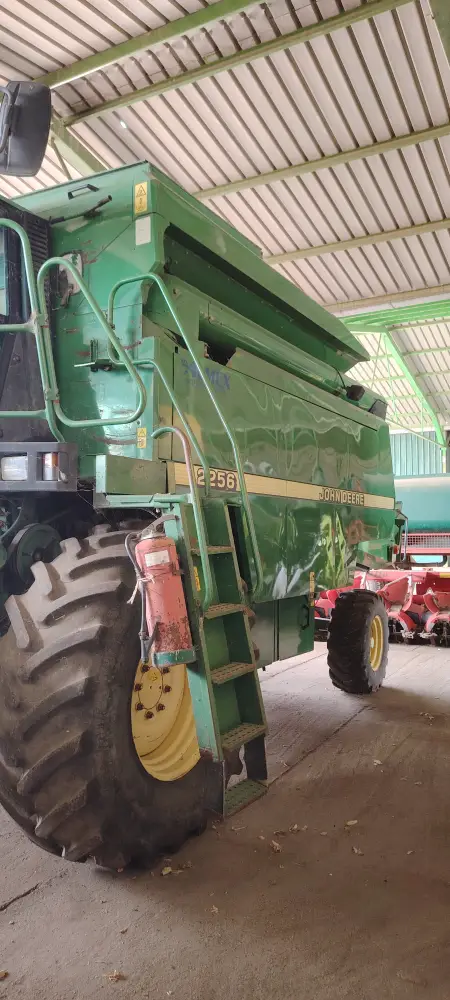 Kombajn JOHN DEERE 2256 sa hederom 4.9m i kolicima za heder