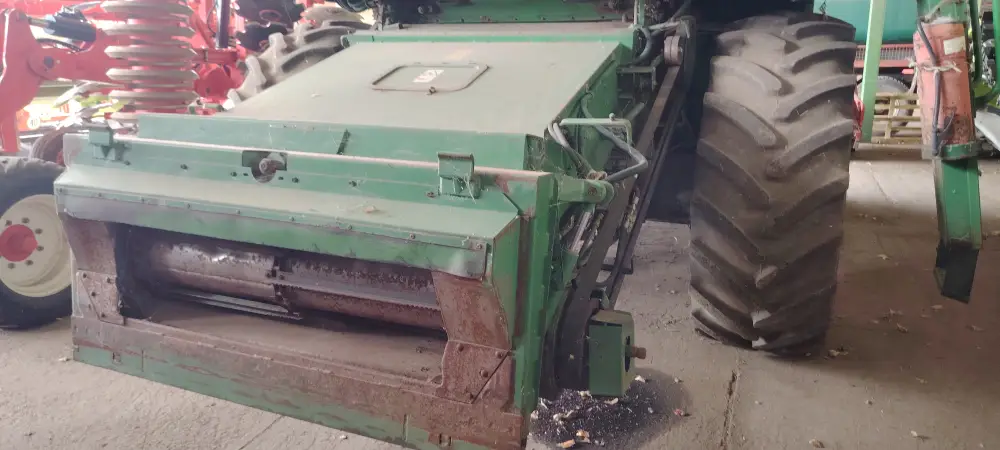 Kombajn JOHN DEERE 2256 sa hederom 4.9m i kolicima za heder