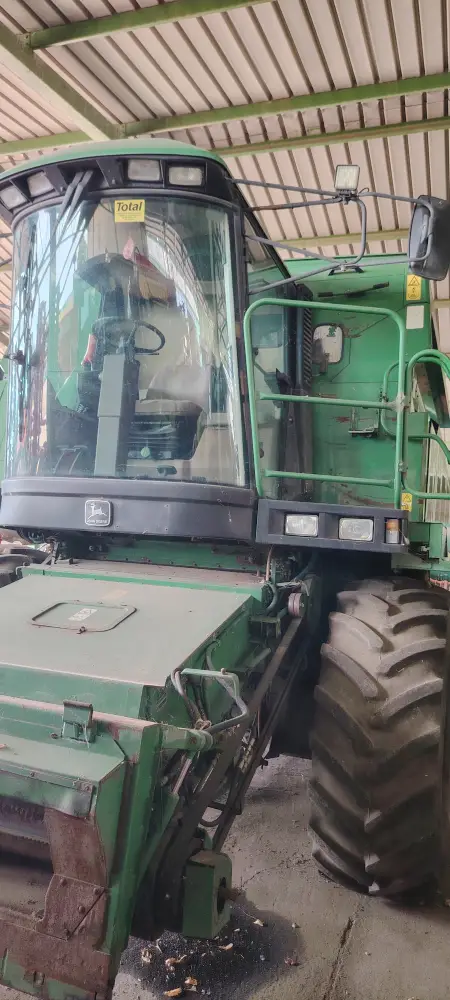 Kombajn JOHN DEERE 2256 sa hederom 4.9m i kolicima za heder