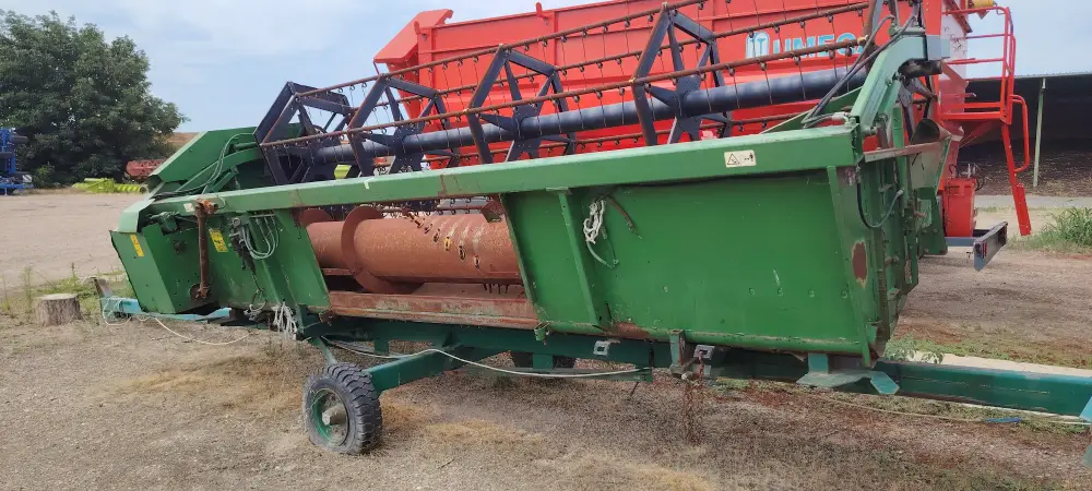 Kombajn JOHN DEERE 2256 sa hederom 4.9m i kolicima za heder