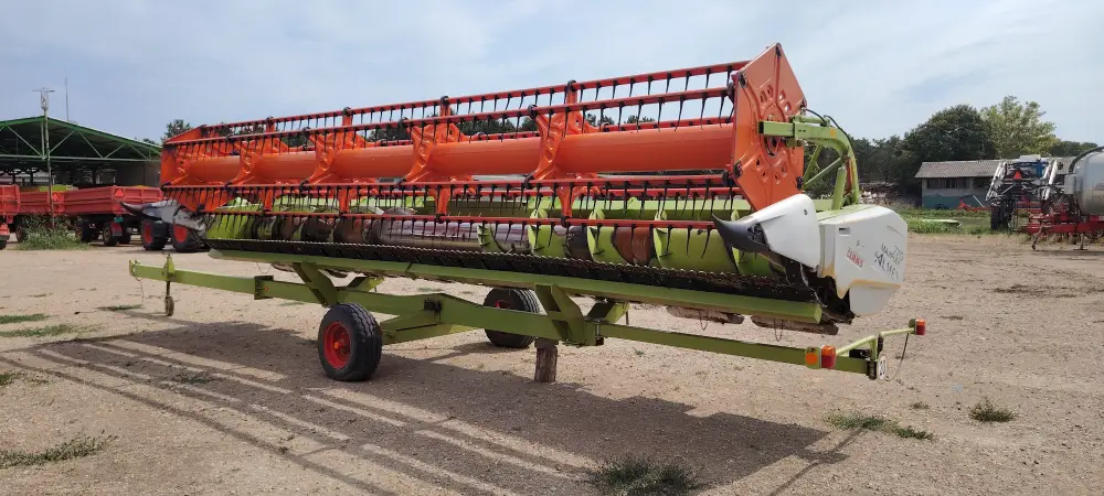 Kombajn CLAAS LEXION 630 sa hederom CLAAS MAXFLEX 770 i kolicima za heder