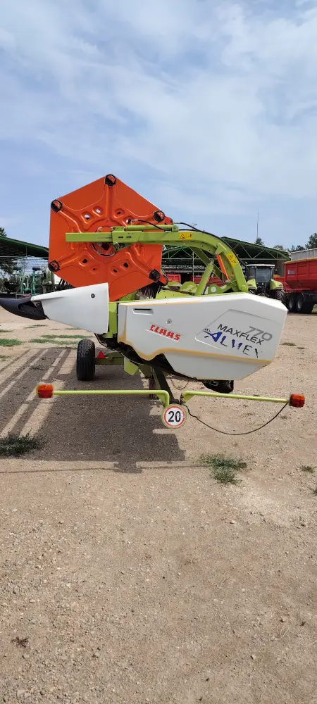 Kombajn CLAAS LEXION 630 sa hederom CLAAS MAXFLEX 770 i kolicima za heder