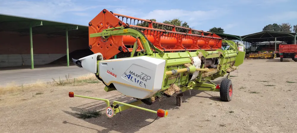 Kombajn CLAAS LEXION 630 sa hederom CLAAS MAXFLEX 770 i kolicima za heder