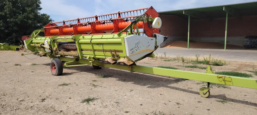 Kombajn CLAAS LEXION 630 sa hederom CLAAS MAXFLEX 770 i kolicima za heder
