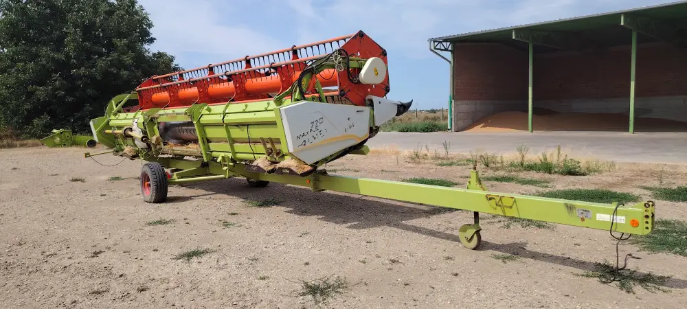 Kombajn CLAAS LEXION 630 sa hederom CLAAS MAXFLEX 770 i kolicima za heder