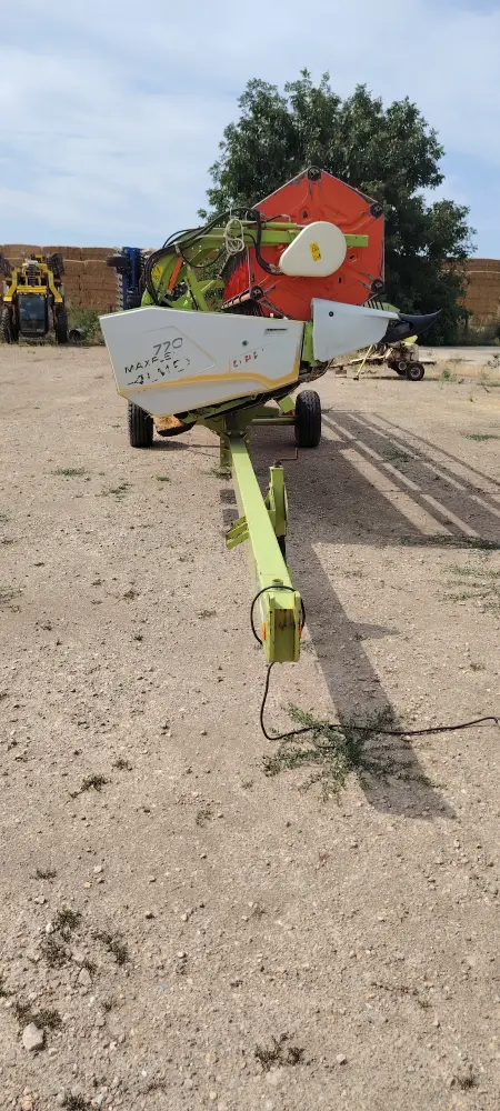 Kombajn CLAAS LEXION 630 sa hederom CLAAS MAXFLEX 770 i kolicima za heder