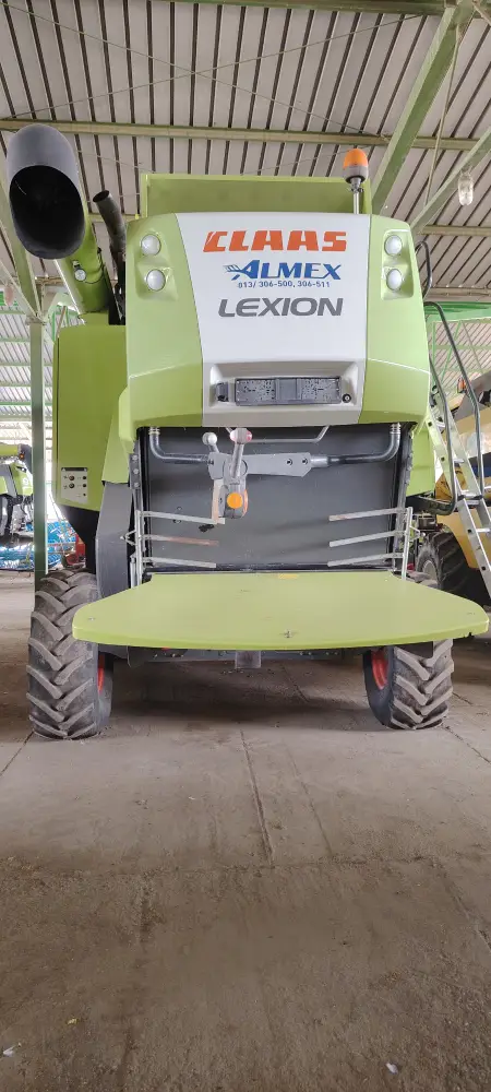 Kombajn CLAAS LEXION 630 sa hederom CLAAS MAXFLEX 770 i kolicima za heder
