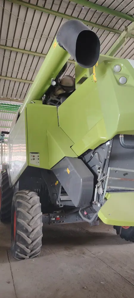 Kombajn CLAAS LEXION 630 sa hederom CLAAS MAXFLEX 770 i kolicima za heder