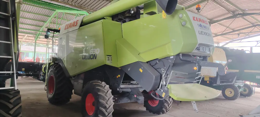 Kombajn CLAAS LEXION 630 sa hederom CLAAS MAXFLEX 770 i kolicima za heder