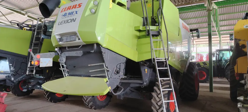 Kombajn CLAAS LEXION 630 sa hederom CLAAS MAXFLEX 770 i kolicima za heder