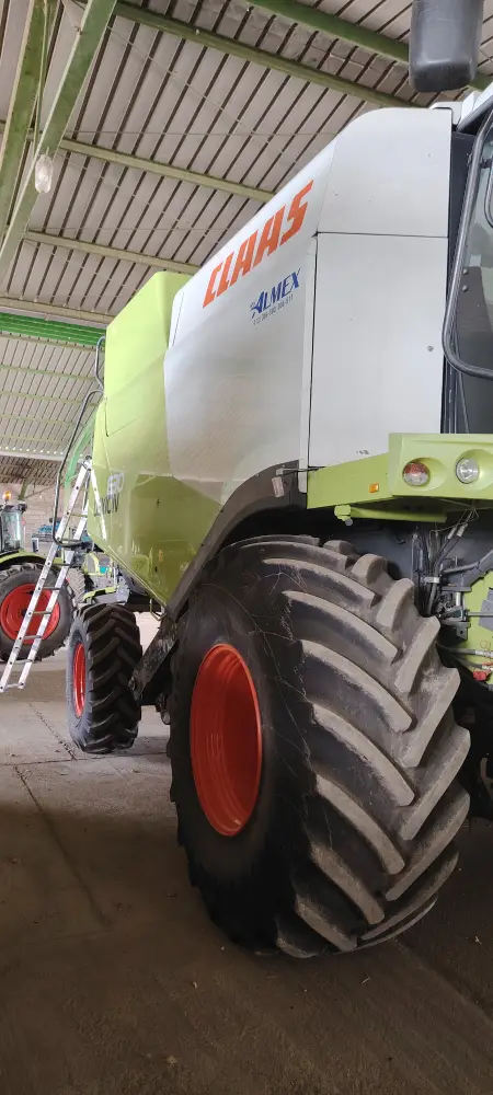 Kombajn CLAAS LEXION 630 sa hederom CLAAS MAXFLEX 770 i kolicima za heder