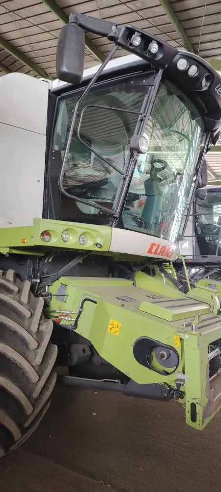 Kombajn CLAAS LEXION 630 sa hederom CLAAS MAXFLEX 770 i kolicima za heder
