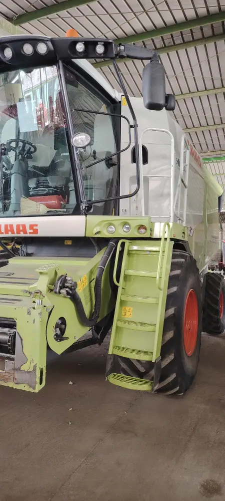 Kombajn CLAAS LEXION 630 sa hederom CLAAS MAXFLEX 770 i kolicima za heder