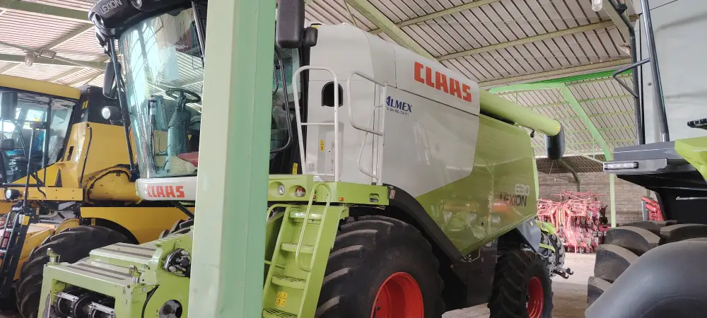Kombajn CLAAS LEXION 630 sa hederom CLAAS MAXFLEX 770 i kolicima za heder