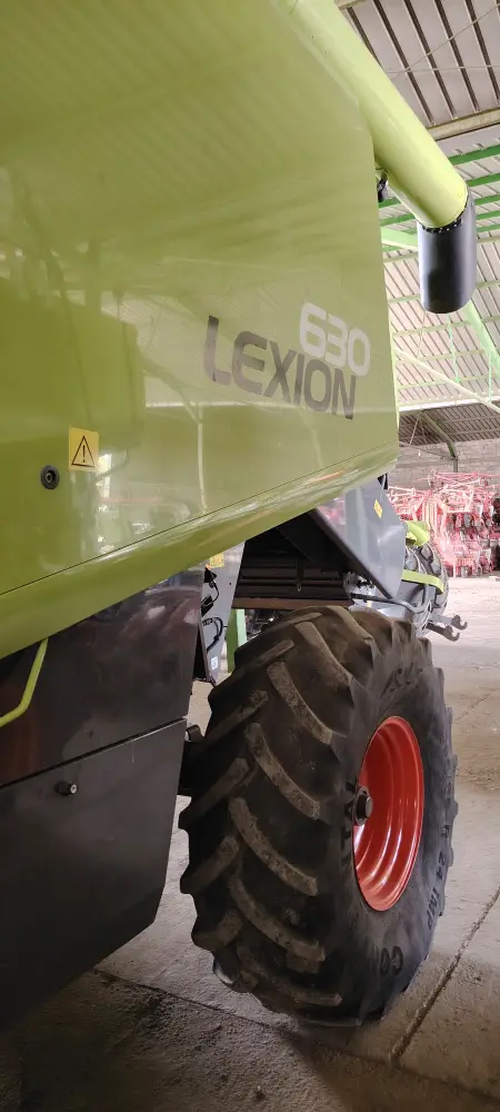Kombajn CLAAS LEXION 630 sa hederom CLAAS MAXFLEX 770 i kolicima za heder