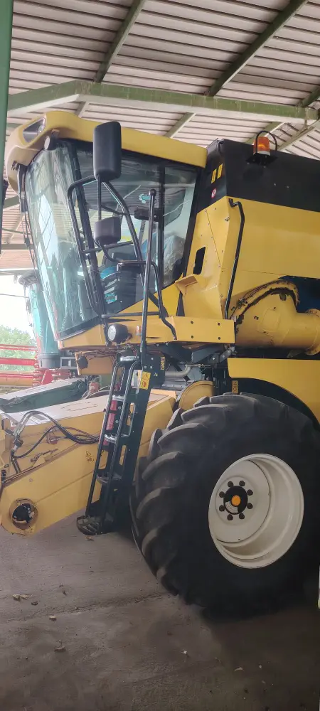 Kombajn NEW HOLLAND TC5070 sa hederom C 450