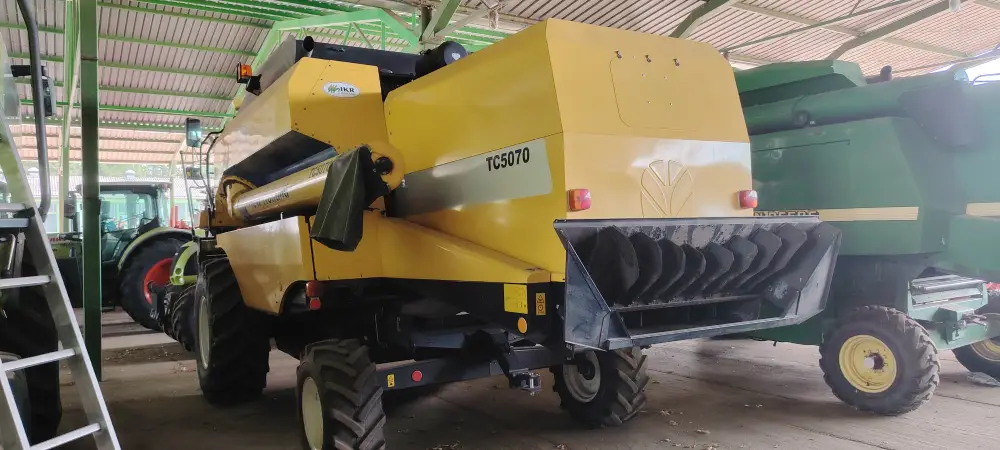 Kombajn NEW HOLLAND TC5070 sa hederom C 450