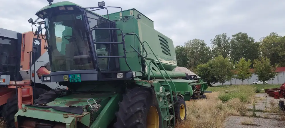 Kombajn JOHN DEERE 1550 sa hederom i kolicima za heder + adapter GHERINGHOFF 6-70 FC