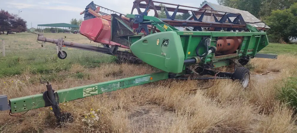 Kombajn JOHN DEERE 1550 sa hederom i kolicima za heder + adapter GHERINGHOFF 6-70 FC
