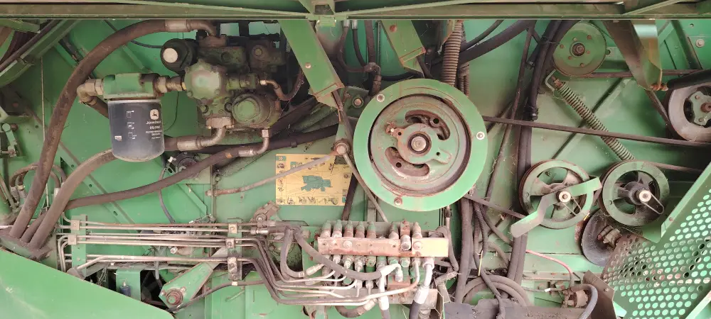 Kombajn JOHN DEERE 1550 sa hederom i kolicima za heder + adapter GHERINGHOFF 6-70 FC