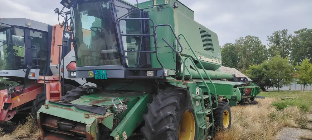 Kombajn JOHN DEERE 1550 sa hederom i kolicima za heder + adapter GHERINGHOFF 6-70 FC
