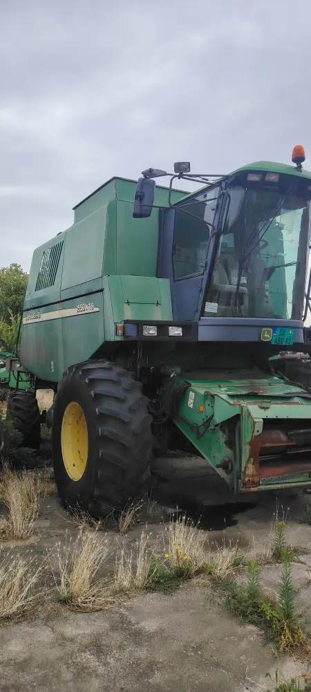 Kombajn JOHN DEERE 1550 sa hederom i kolicima za heder + adapter GHERINGHOFF 6-70 FC
