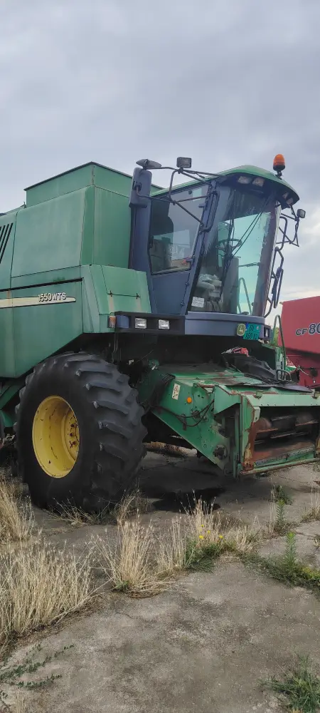 Kombajn JOHN DEERE 1550 sa hederom i kolicima za heder + adapter GHERINGHOFF 6-70 FC