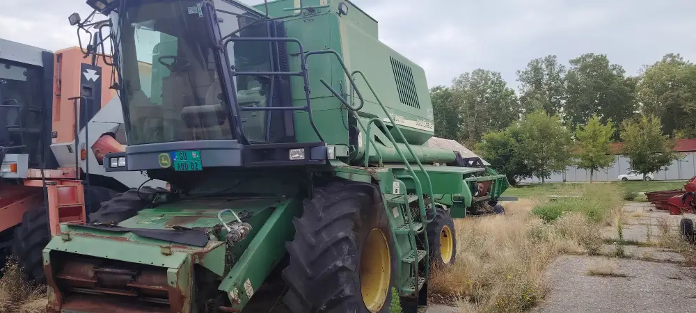 Kombajn JOHN DEERE 1550 sa hederom i kolicima za heder + adapter GHERINGHOFF 6-70 FC