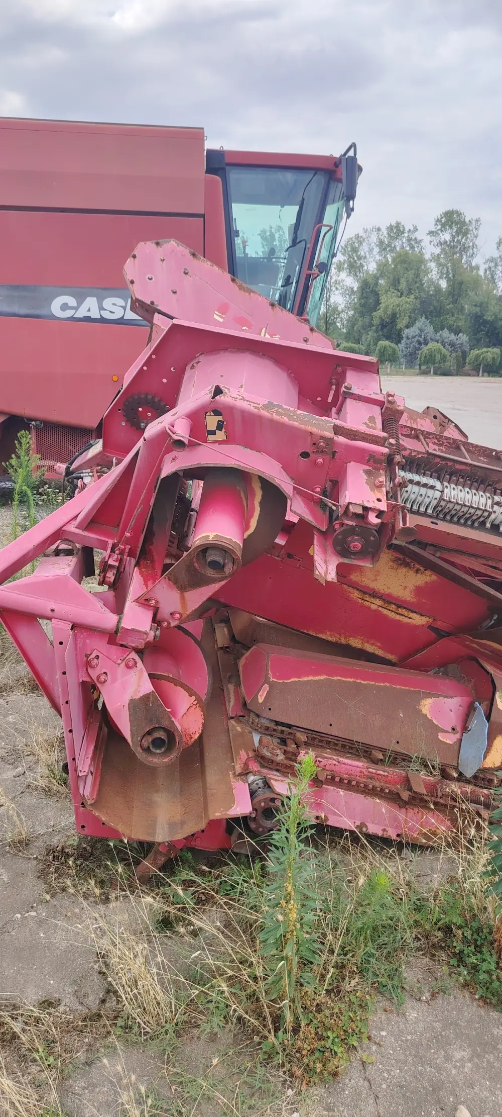 Kombajn JOHN DEERE 1550 sa hederom i kolicima za heder + adapter GHERINGHOFF 6-70 FC