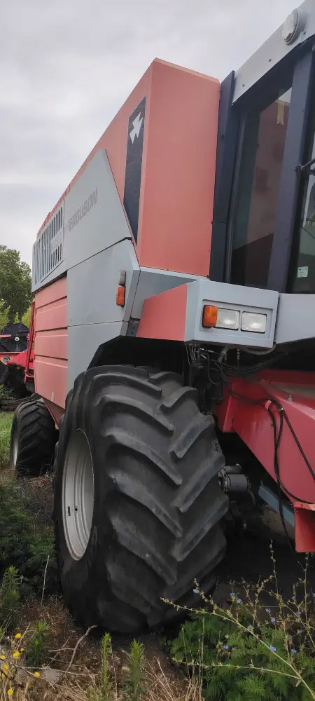 Kombajn MASSEY FERGUSON 7256 sa hederom i kolicima za heder 