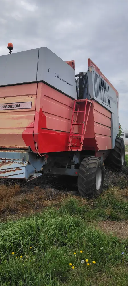 Kombajn MASSEY FERGUSON 7256 sa hederom i kolicima za heder 