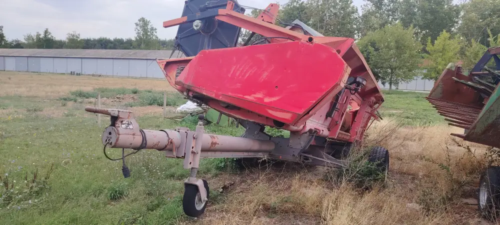 Kombajn MASSEY FERGUSON 7256 sa hederom i kolicima za heder 