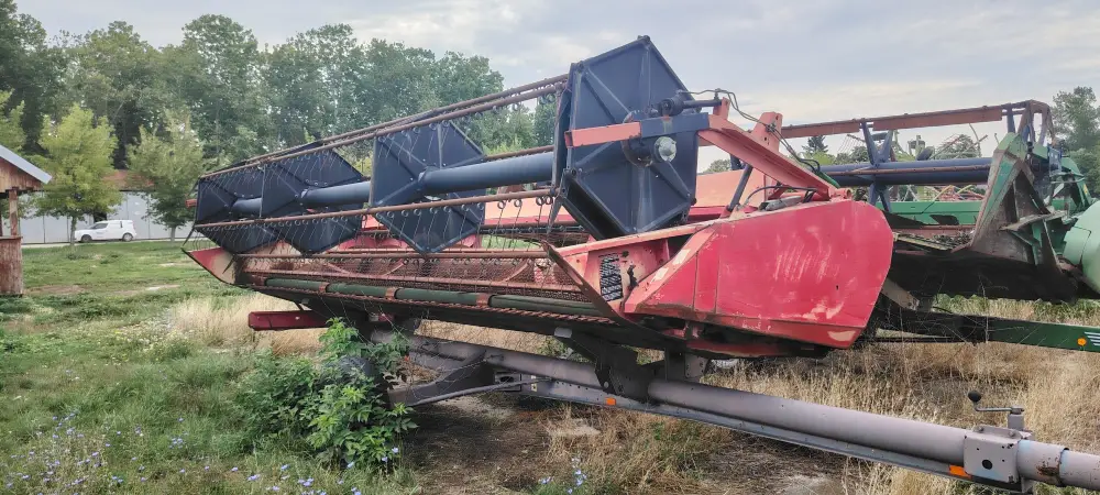 Kombajn MASSEY FERGUSON 7256 sa hederom i kolicima za heder 