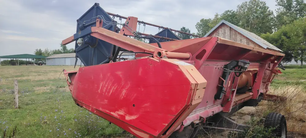 Kombajn MASSEY FERGUSON 7256 sa hederom i kolicima za heder 