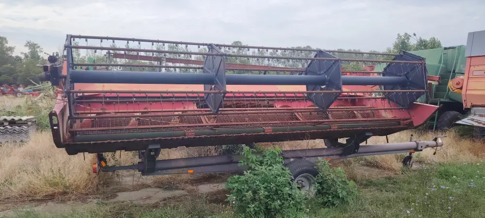 Kombajn MASSEY FERGUSON 7256 sa hederom i kolicima za heder 