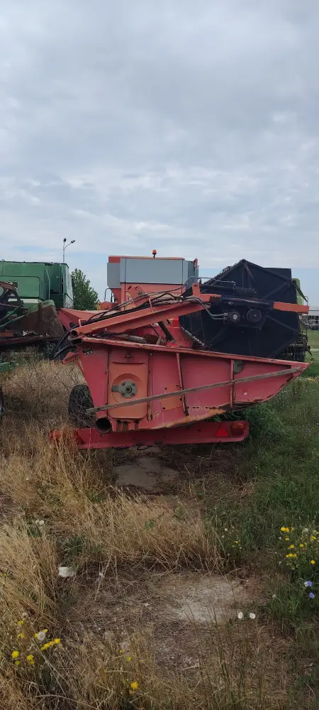 Kombajn MASSEY FERGUSON 7256 sa hederom i kolicima za heder 