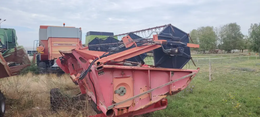 Kombajn MASSEY FERGUSON 7256 sa hederom i kolicima za heder 