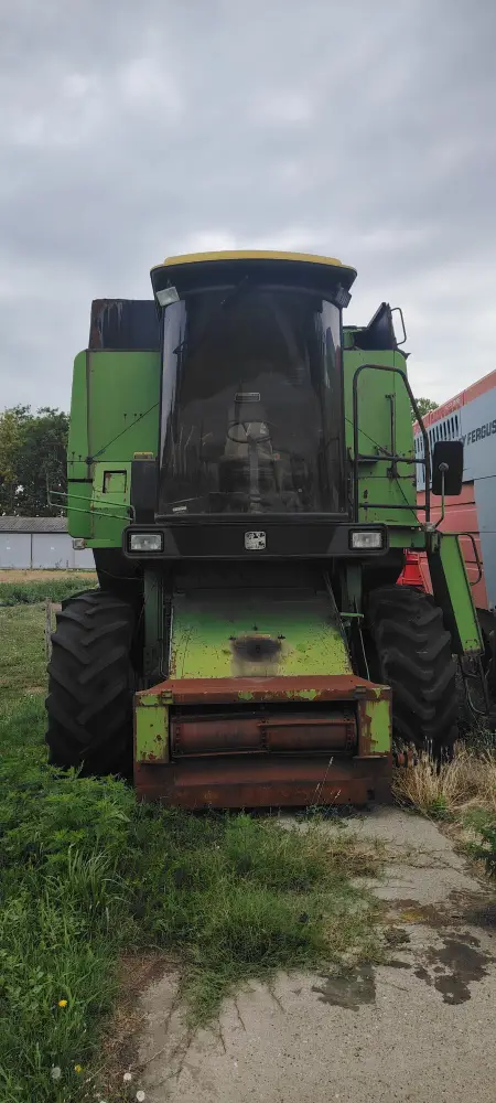 Kombajn JOHN DEERE 1075 sa hederom 