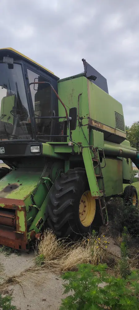 Kombajn JOHN DEERE 1075 sa hederom 