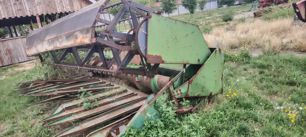 Kombajn JOHN DEERE 1075 sa hederom 