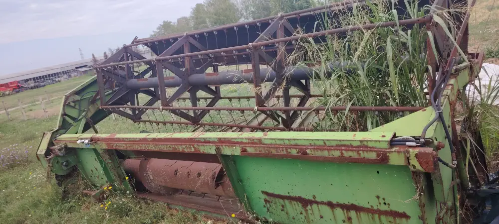 Kombajn JOHN DEERE 1075 sa hederom 