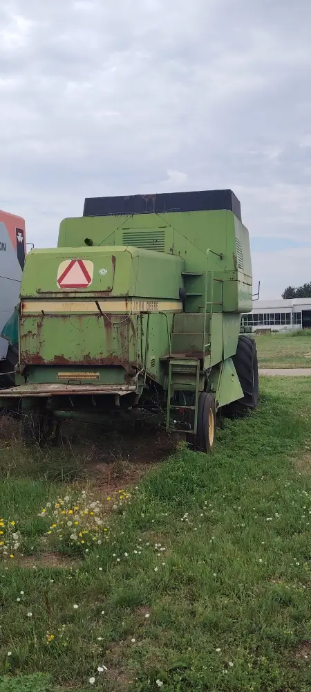 Kombajn JOHN DEERE 1075 sa hederom 