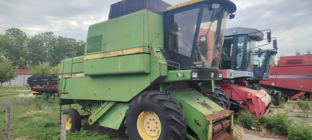 Kombajn JOHN DEERE 1075 sa hederom 